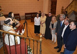 Carmen Diego, Concepción Miguélez, Miguel Ángel González, Carmen Fernández, Juan Carlos Prieto, Juan Carlos Zaballos y José García observan los bustos recién restaurados.