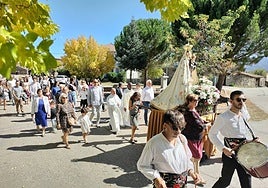 Procesión con la imagen de la Virgen del Rosario en Navamorales.