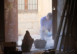 Un trabajador del sector de la construcción, en plena faena.