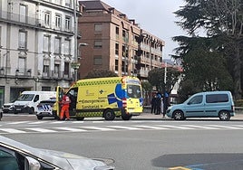Policía y ambulancia, junto al parque de la Corredera.