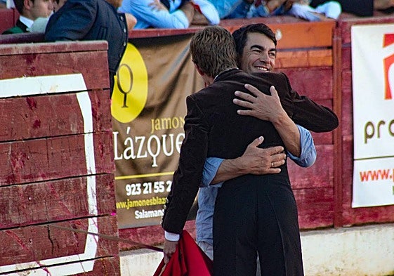 Borja Jiménez brinda la faena de su novillo a López Chaves.