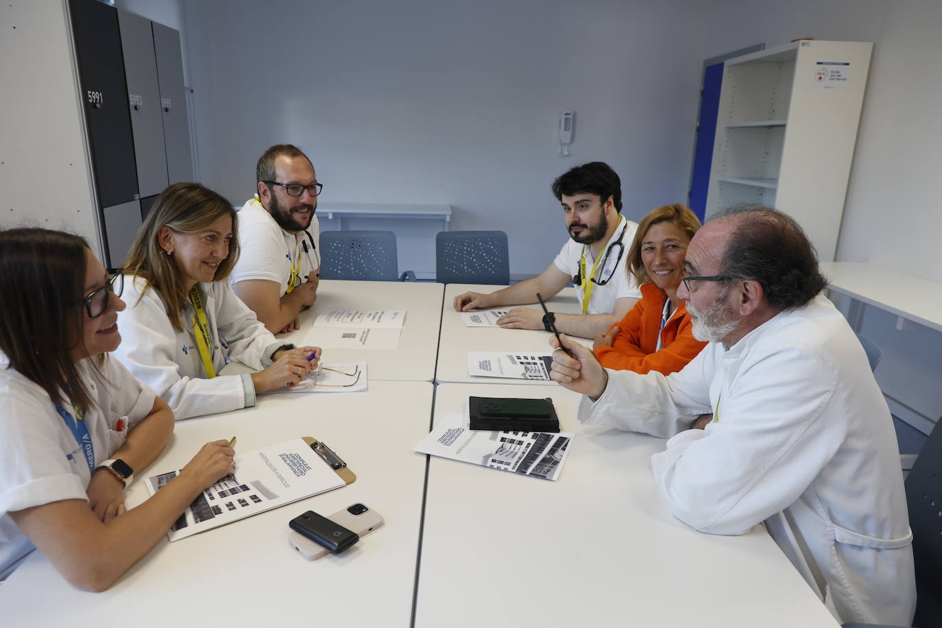 Valoración de casos y de nuevos candidatos. Un equipo de Medicina Interna -Cristina Martín, Sandra Inés, Aitor Dávila, Victor José Vega, Mª José Pérez y José Ángel Martín Oterino- valoran cada día los pacientes a los que se va a visitar y si hay nuevos candidatos para incorporar al ingreso domiciliario.