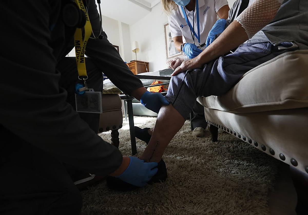 El equipo de la UHAD revisa la cicatriz de un paciente.