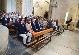 Alumnos, familiares, profesores y autoridades, en la misa conmorativa.