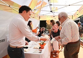 El concejal de Promoción Económica (izquierda), este sábado, en la carpa de SALdeCompras en la plaza de la Libertad.