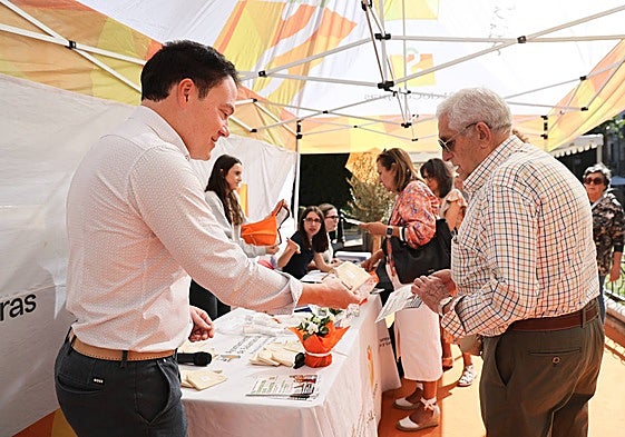 El concejal de Promoción Económica (izquierda), este sábado, en la carpa de SALdeCompras en la plaza de la Libertad.