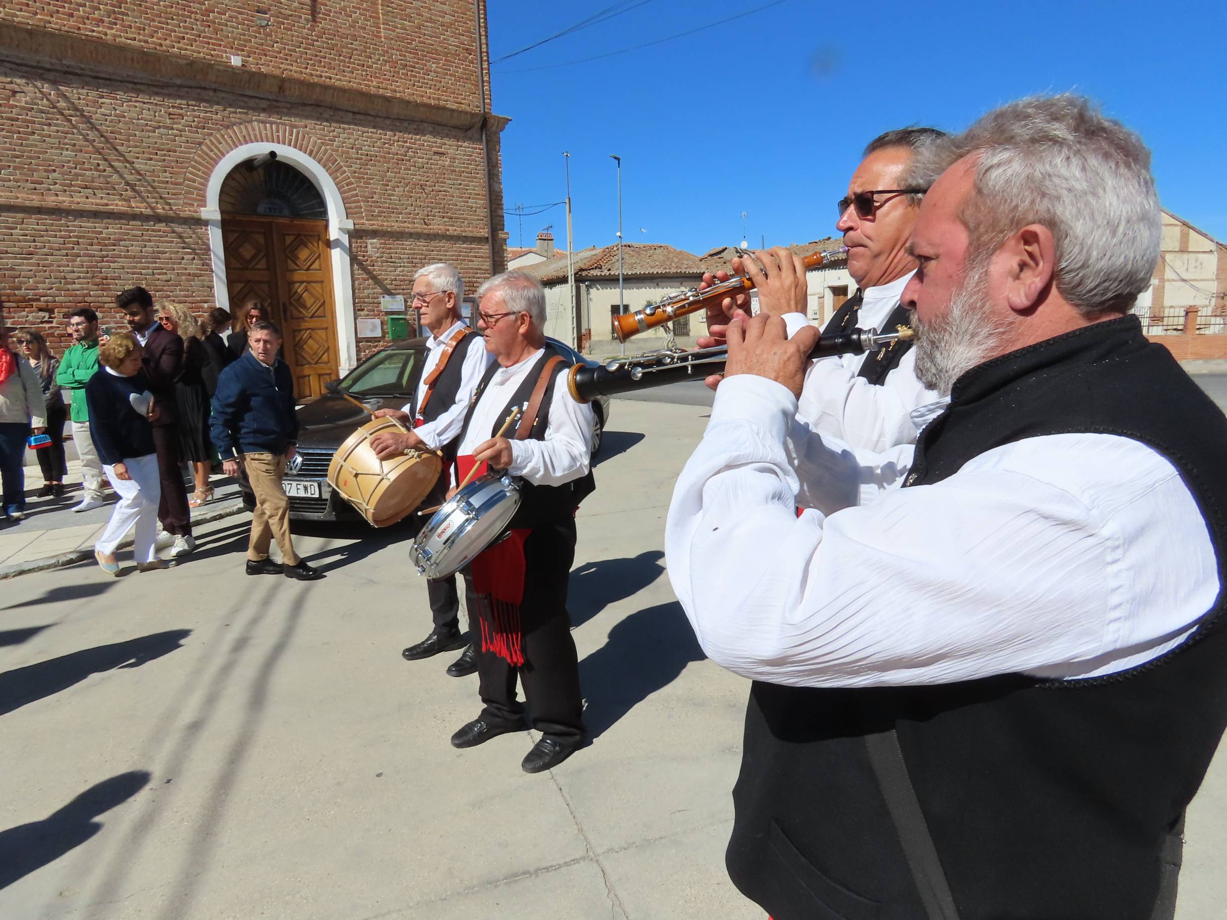 Rágama obsequia con cariño a la Virgen del Rosario