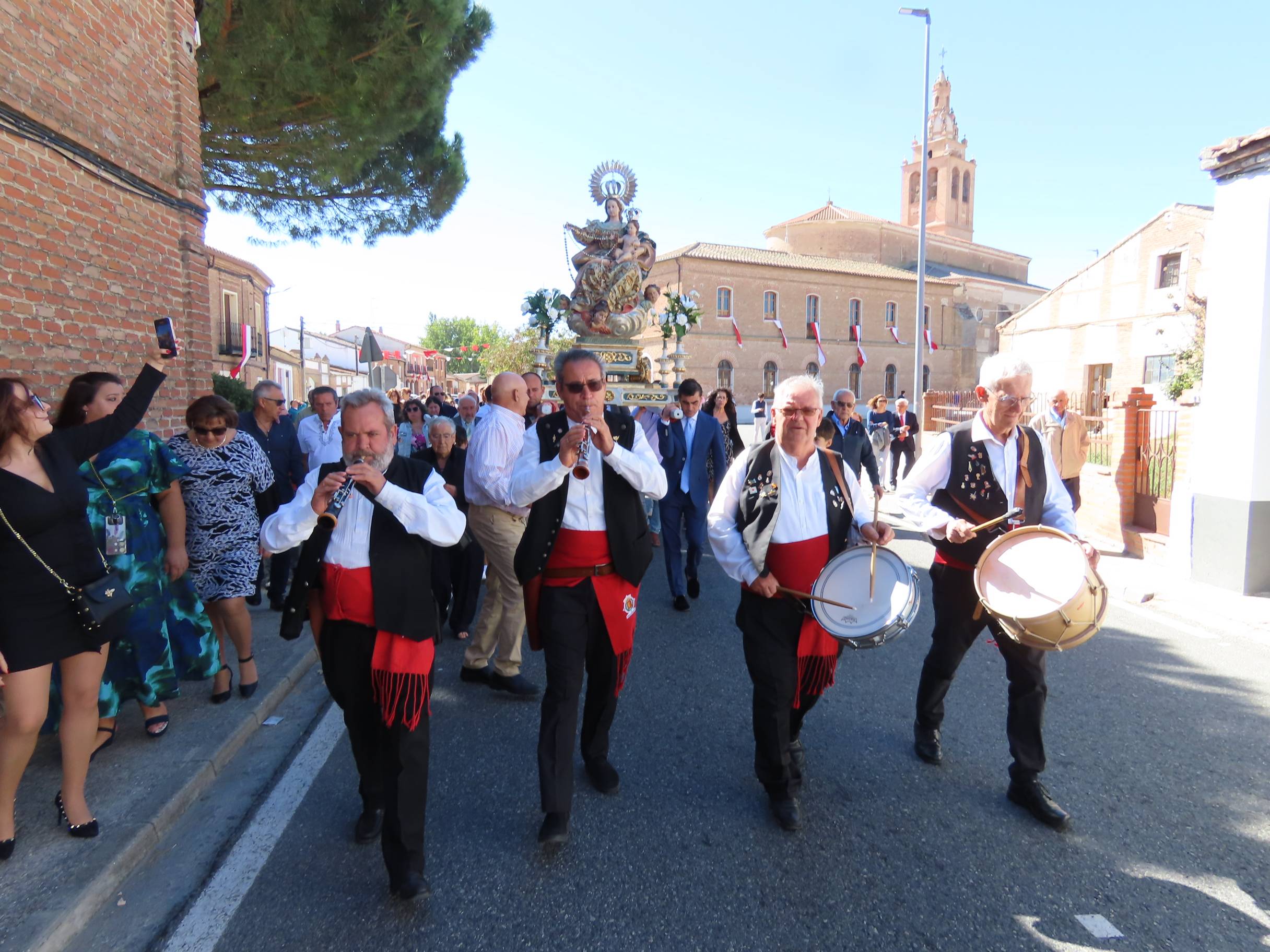 Rágama obsequia con cariño a la Virgen del Rosario