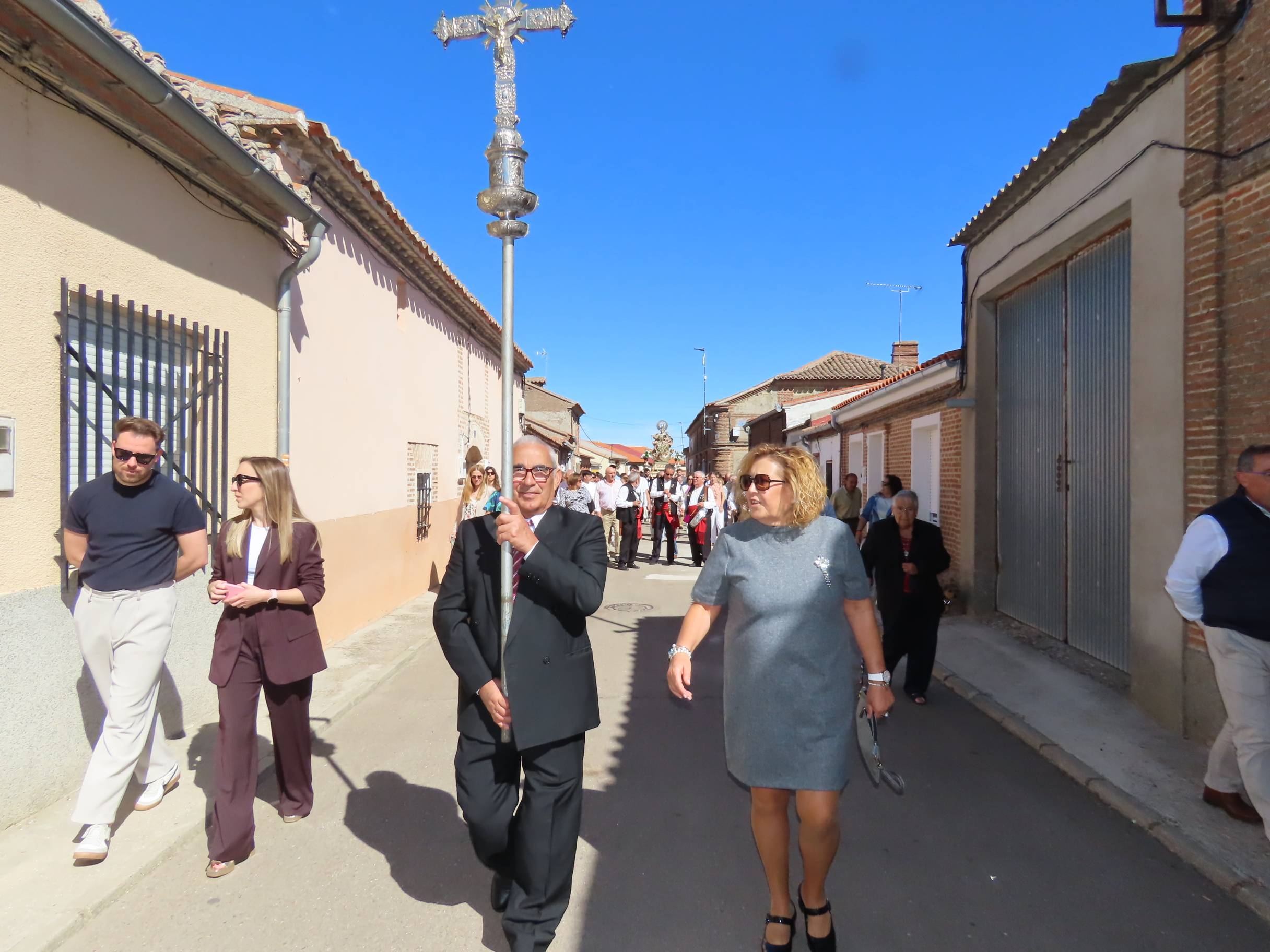 Rágama obsequia con cariño a la Virgen del Rosario