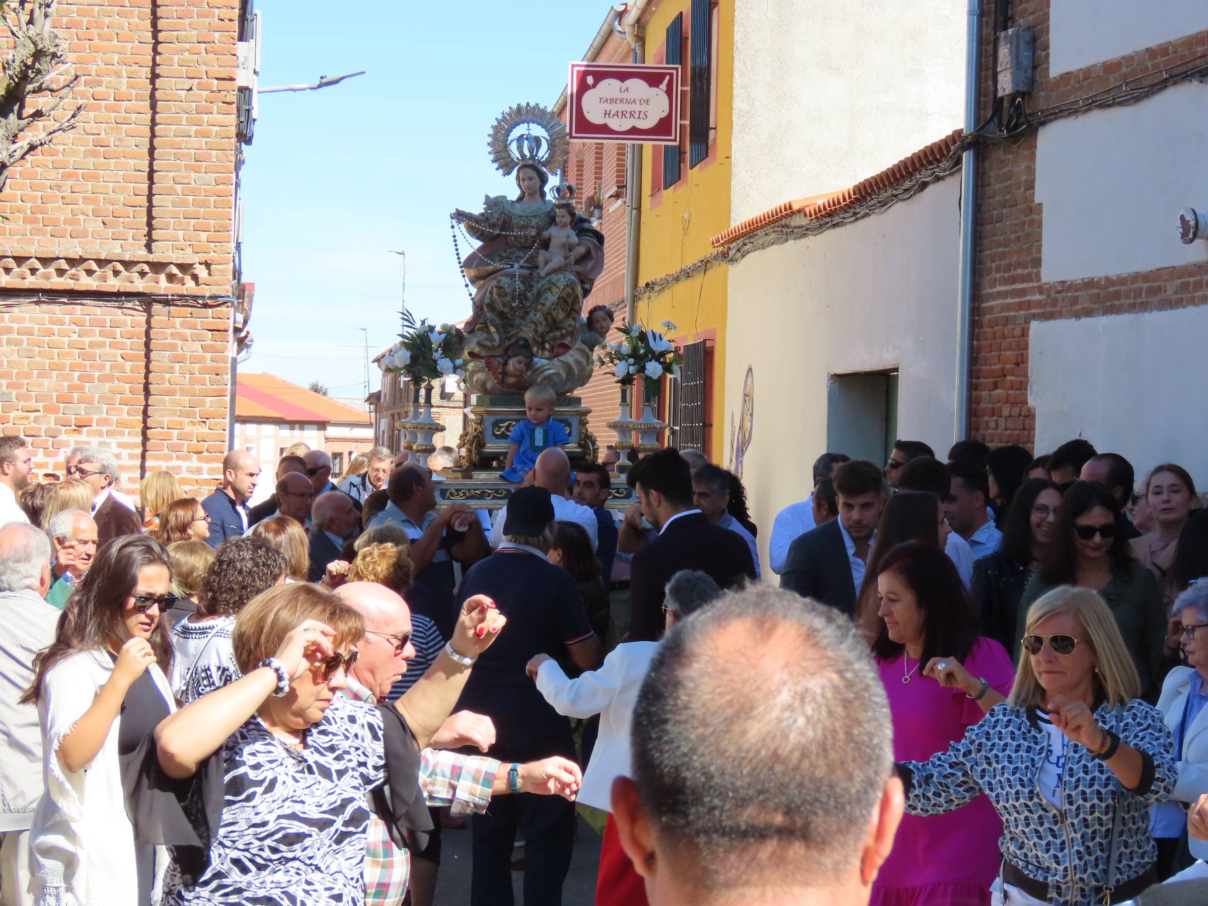 Rágama obsequia con cariño a la Virgen del Rosario