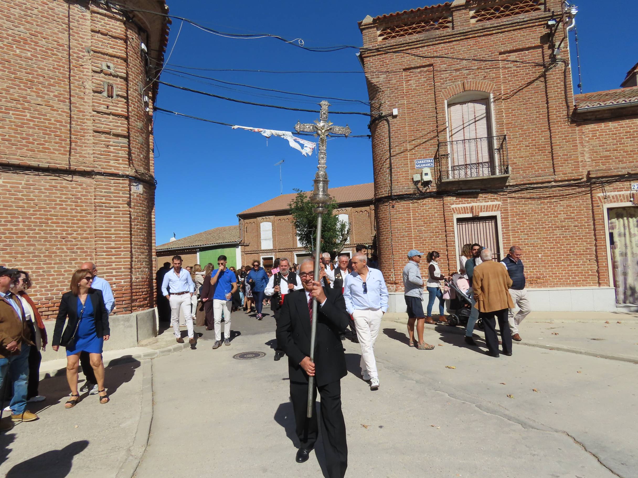 Rágama obsequia con cariño a la Virgen del Rosario