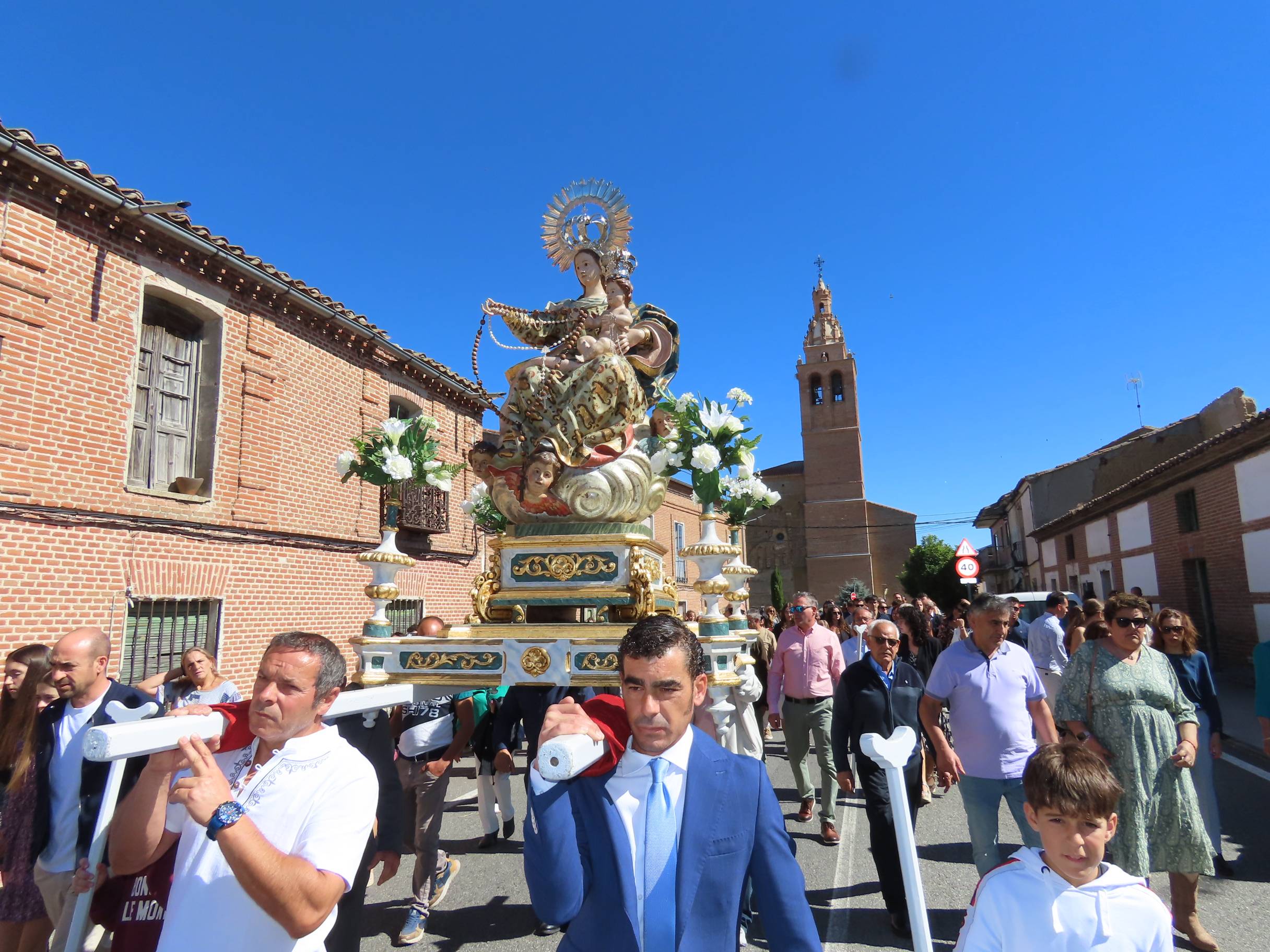 Rágama obsequia con cariño a la Virgen del Rosario