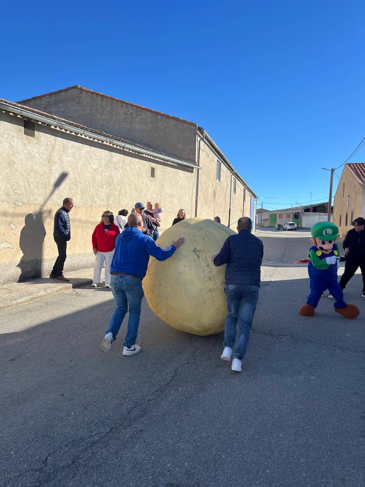 La &#039;Torta Rica&#039; tradicional de Coca de Alba para todo el pueblo