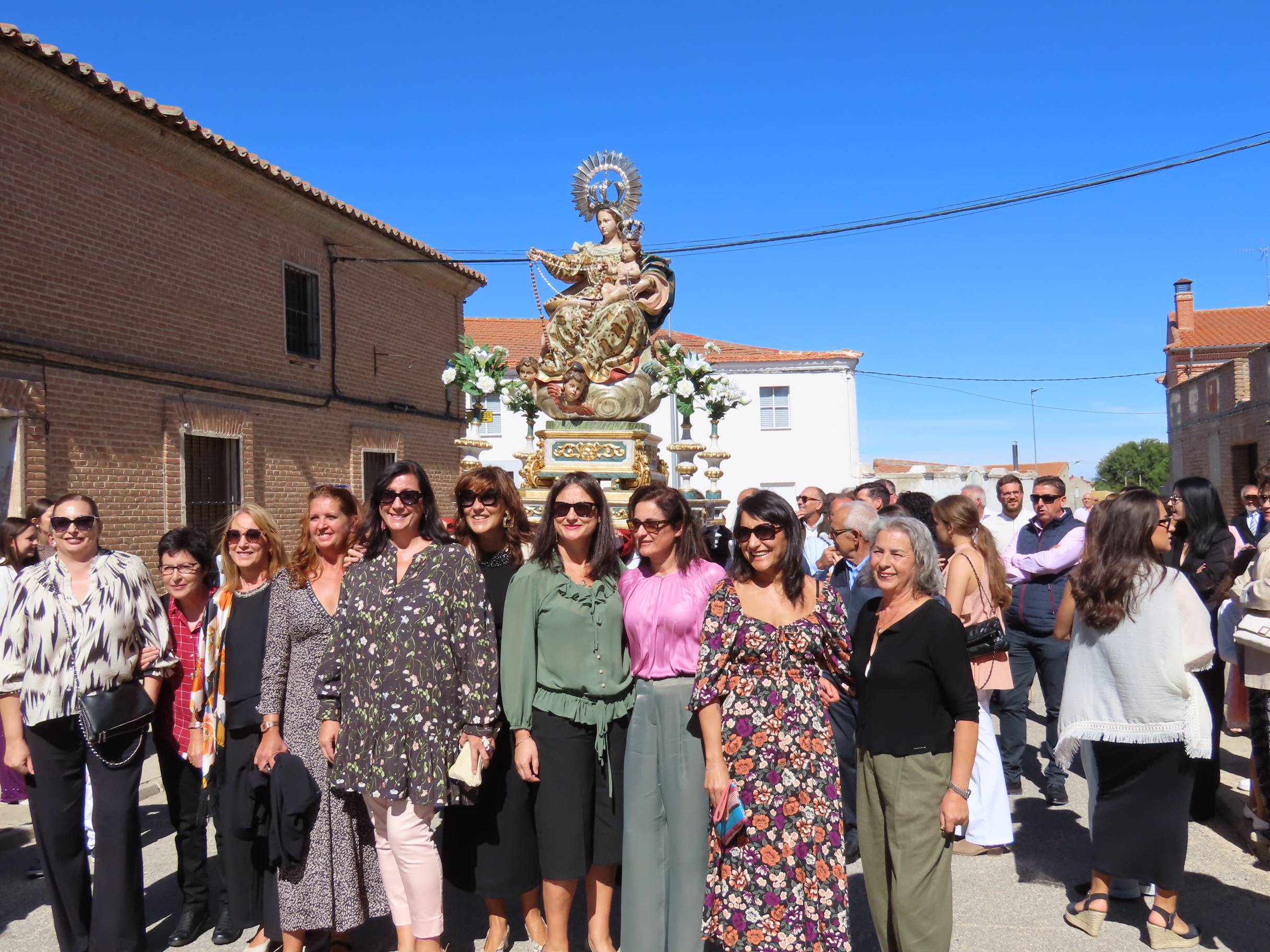 Rágama obsequia con cariño a la Virgen del Rosario