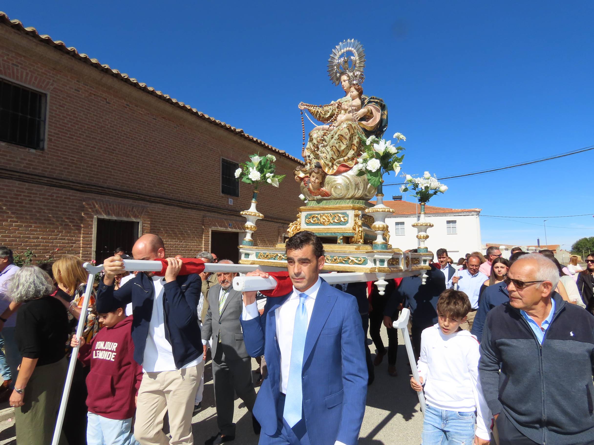 Rágama obsequia con cariño a la Virgen del Rosario