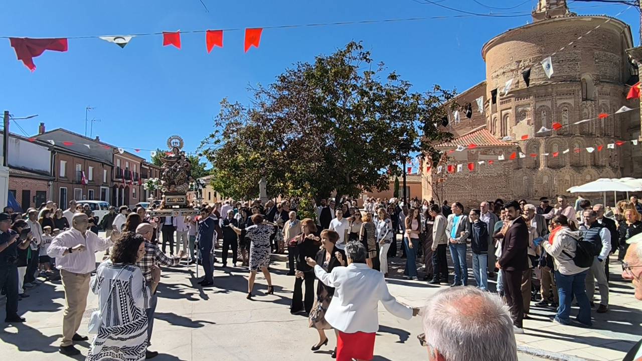 Rágama obsequia con cariño a la Virgen del Rosario