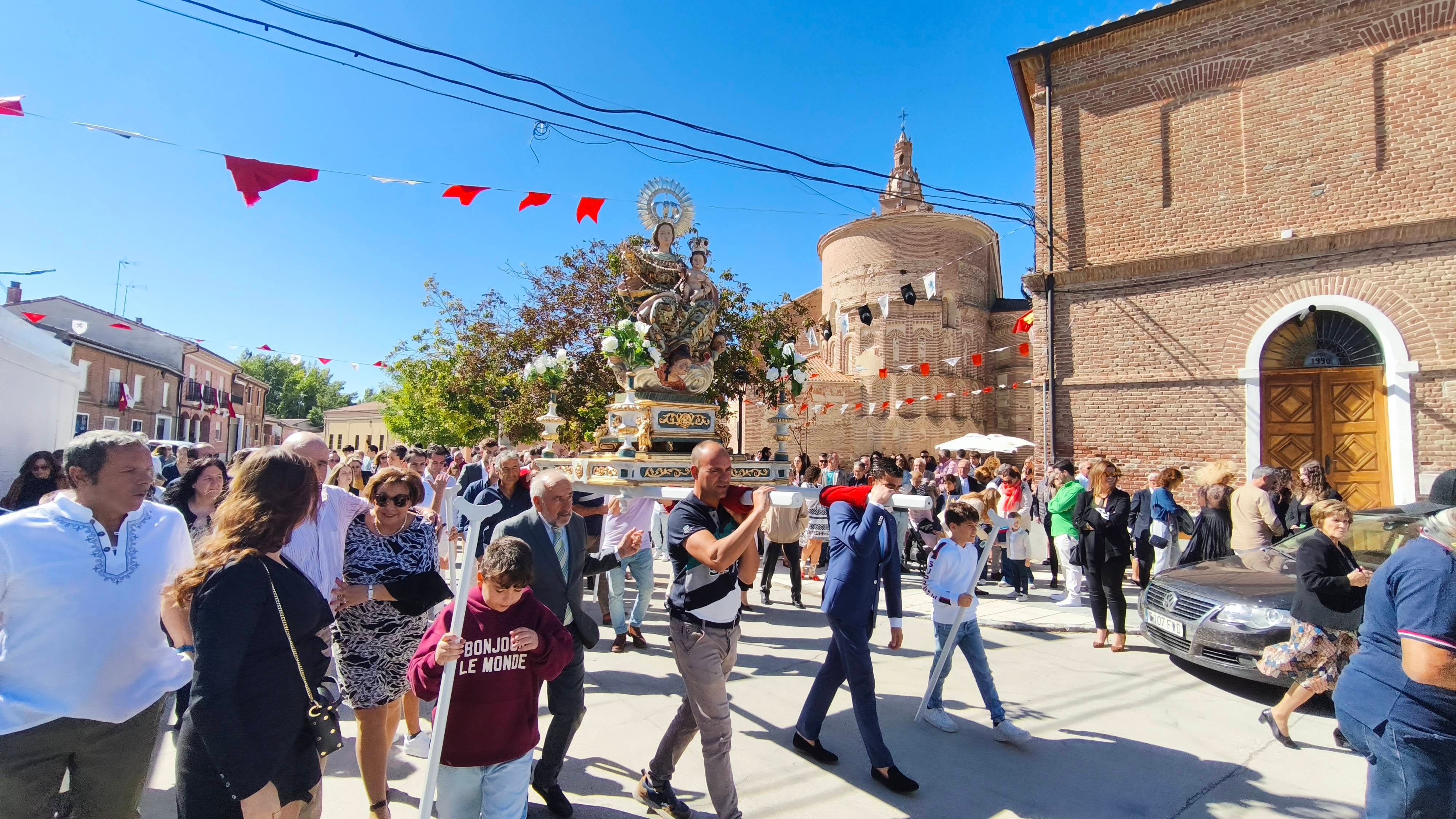Rágama obsequia con cariño a la Virgen del Rosario
