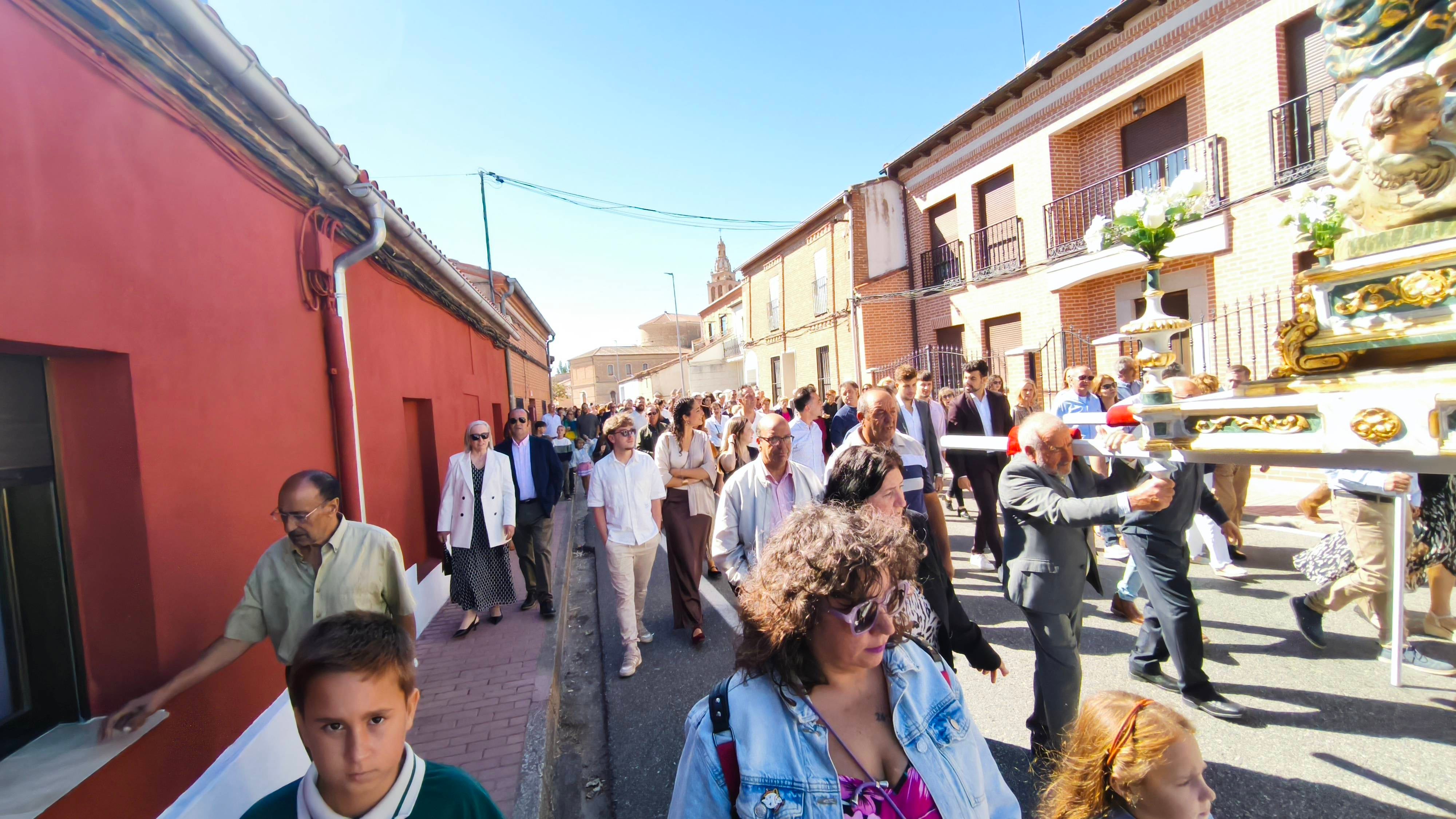 Rágama obsequia con cariño a la Virgen del Rosario