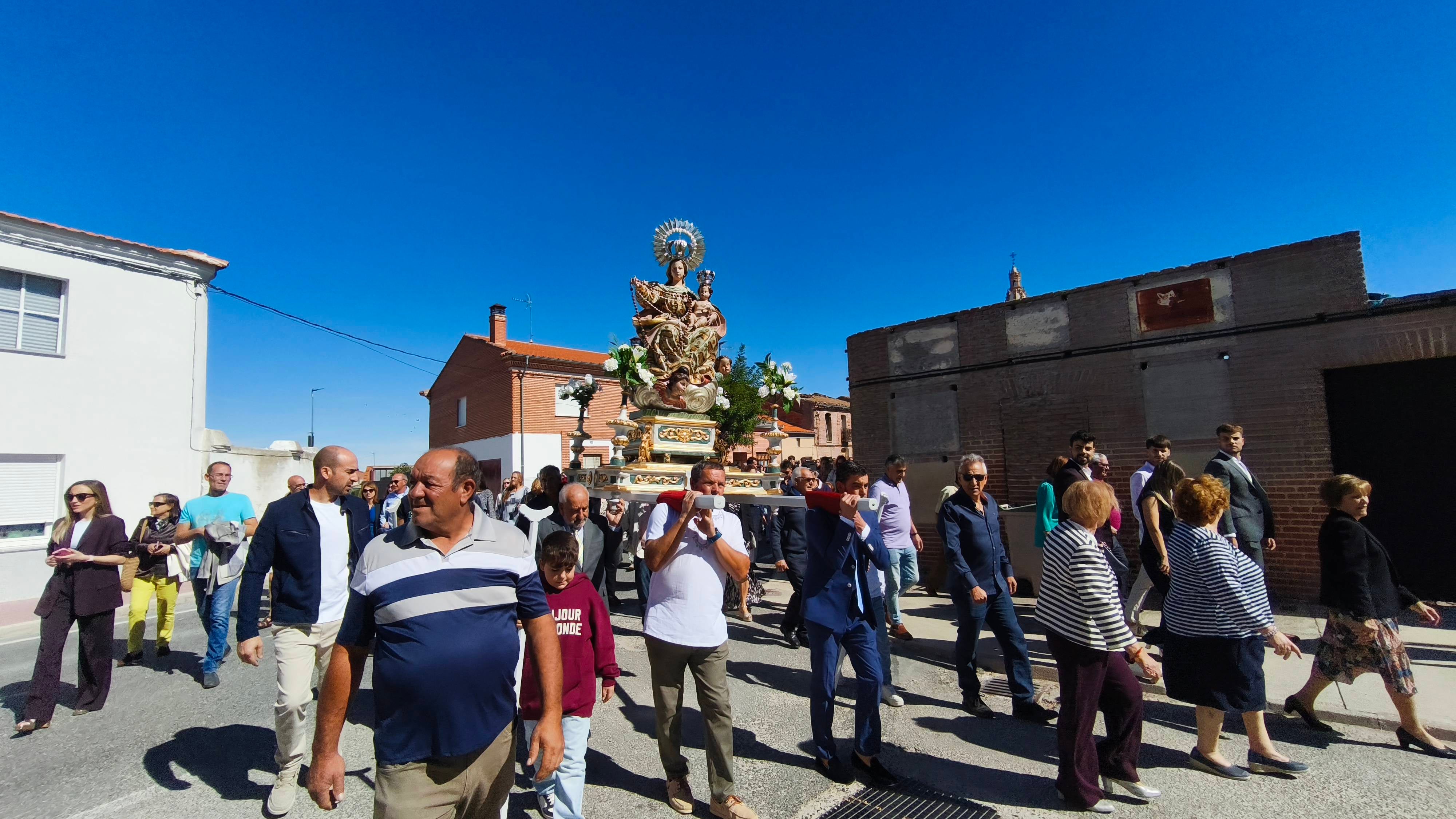 Rágama obsequia con cariño a la Virgen del Rosario