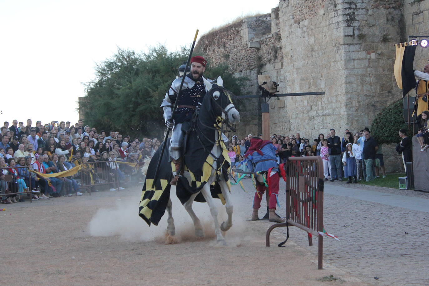 Ciudad Rodrigo despide la VIII Feria Medieval con el poderío de los caballeros