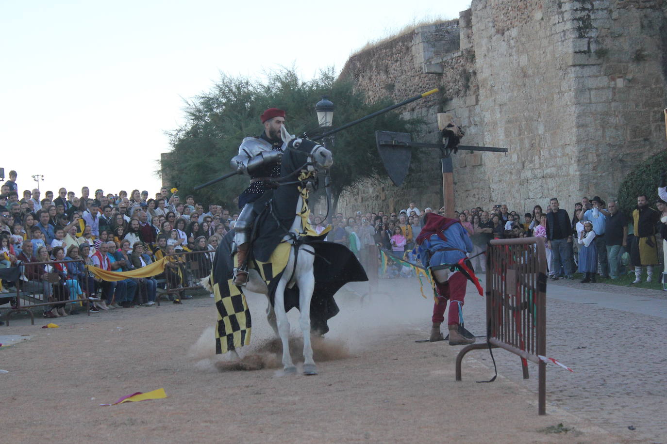Ciudad Rodrigo despide la VIII Feria Medieval con el poderío de los caballeros