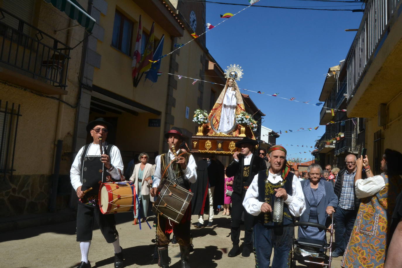 El Maíllo rinde pleitesía a la Virgen del Rosario