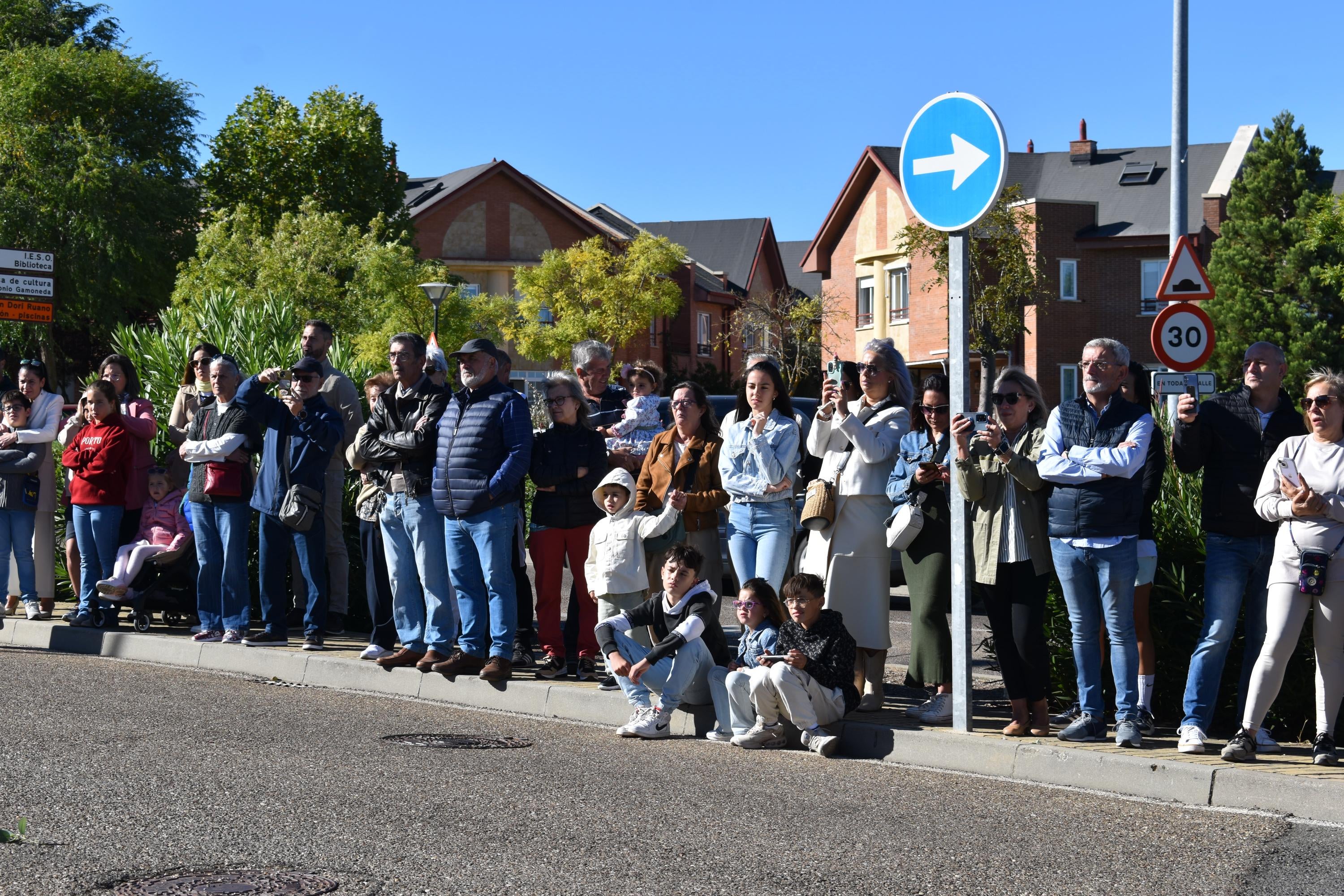 Villamayor celebra su primera Jura de Bandera civil con la participación de 104 ciudadanos