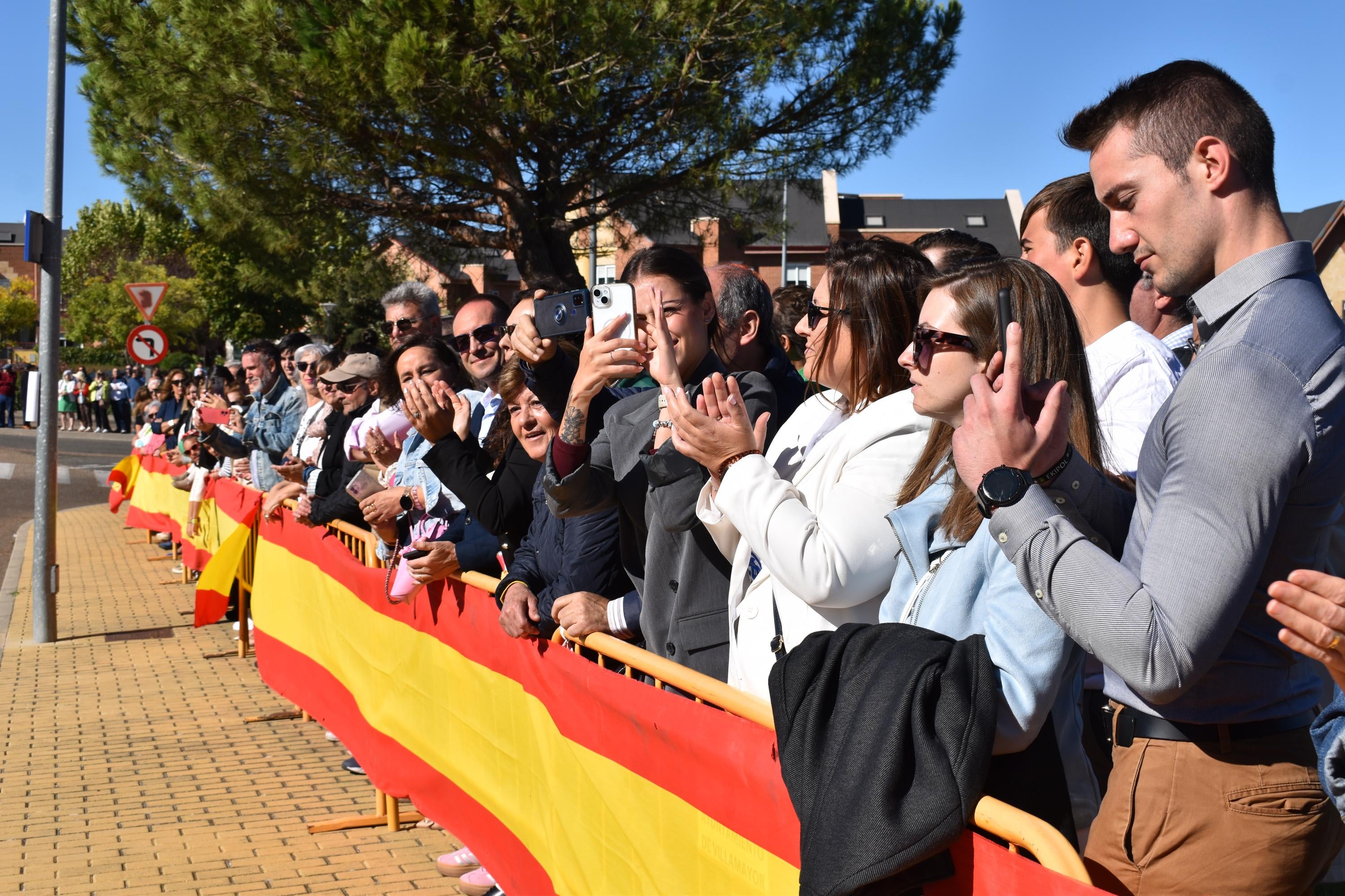 Villamayor celebra su primera Jura de Bandera civil con la participación de 104 ciudadanos