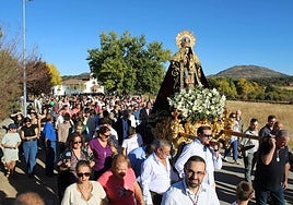 Los fieles acompañaron a la Virgen de Valparaíso en su traslado a la iglesia parroquial.
