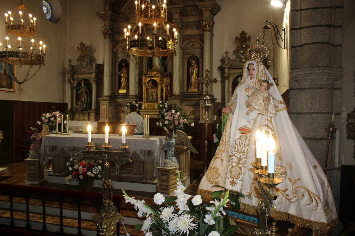 Fuentes de Béjar mantiene vivo el culto a la Virgen del Rosario
