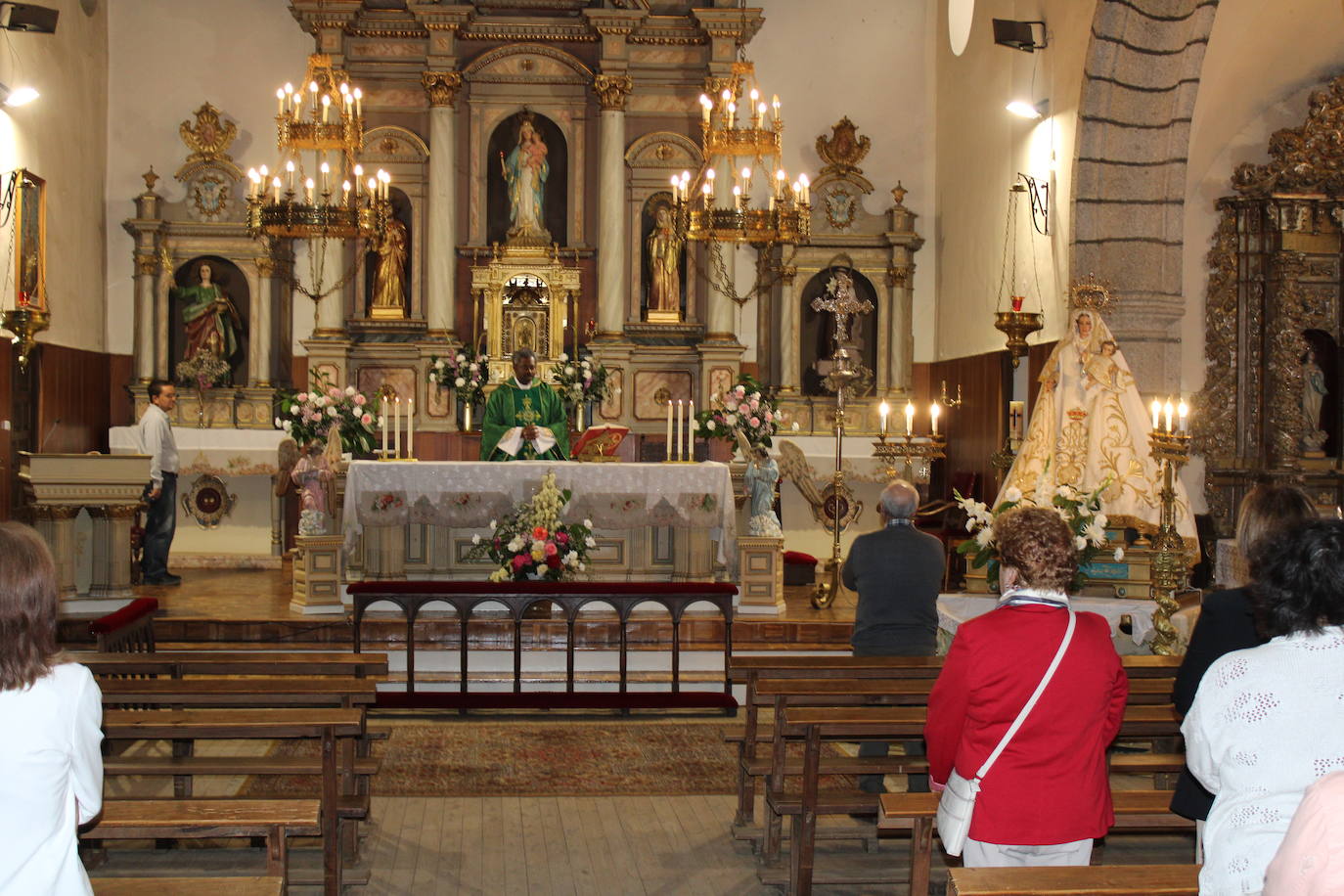 Fuentes de Béjar mantiene vivo el culto a la Virgen del Rosario