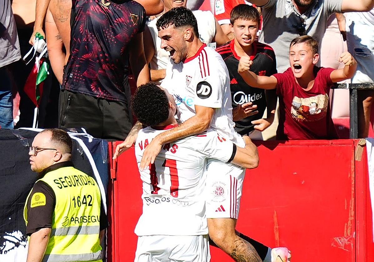 Isaac Romero celebra el tanto con Rubén Vargas.