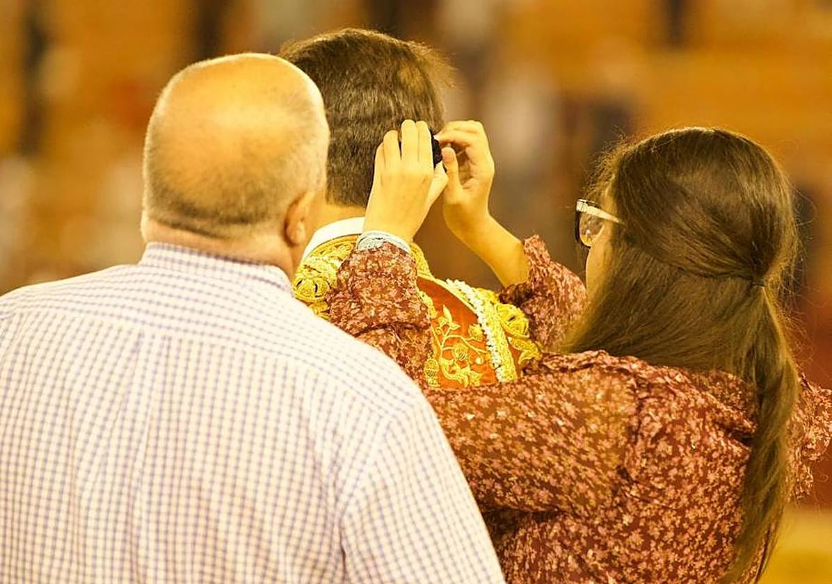 Momento en el que Sabela Castaño le corta la coleta a su padre, en presencia de su abuelo.