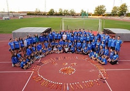 Parte de los integrantes del Club Deportivo La Armuña, con sus galardones.