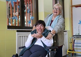 Eugenia de Arriba junto a su hija Paola.