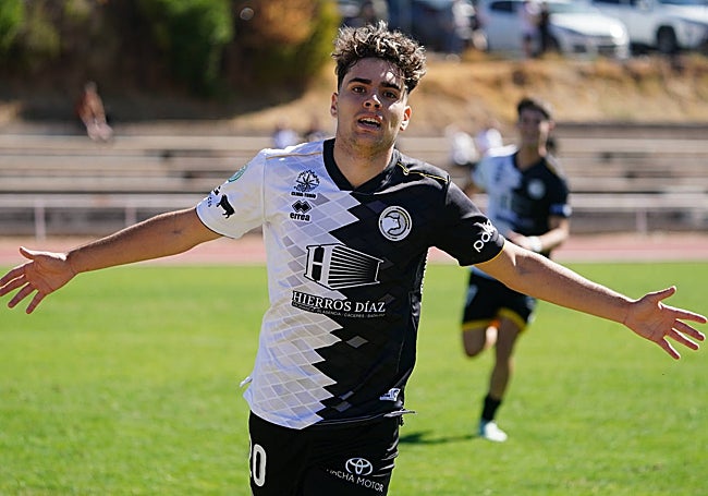 Cañedo celebra uno de sus goles durante el encuentro.