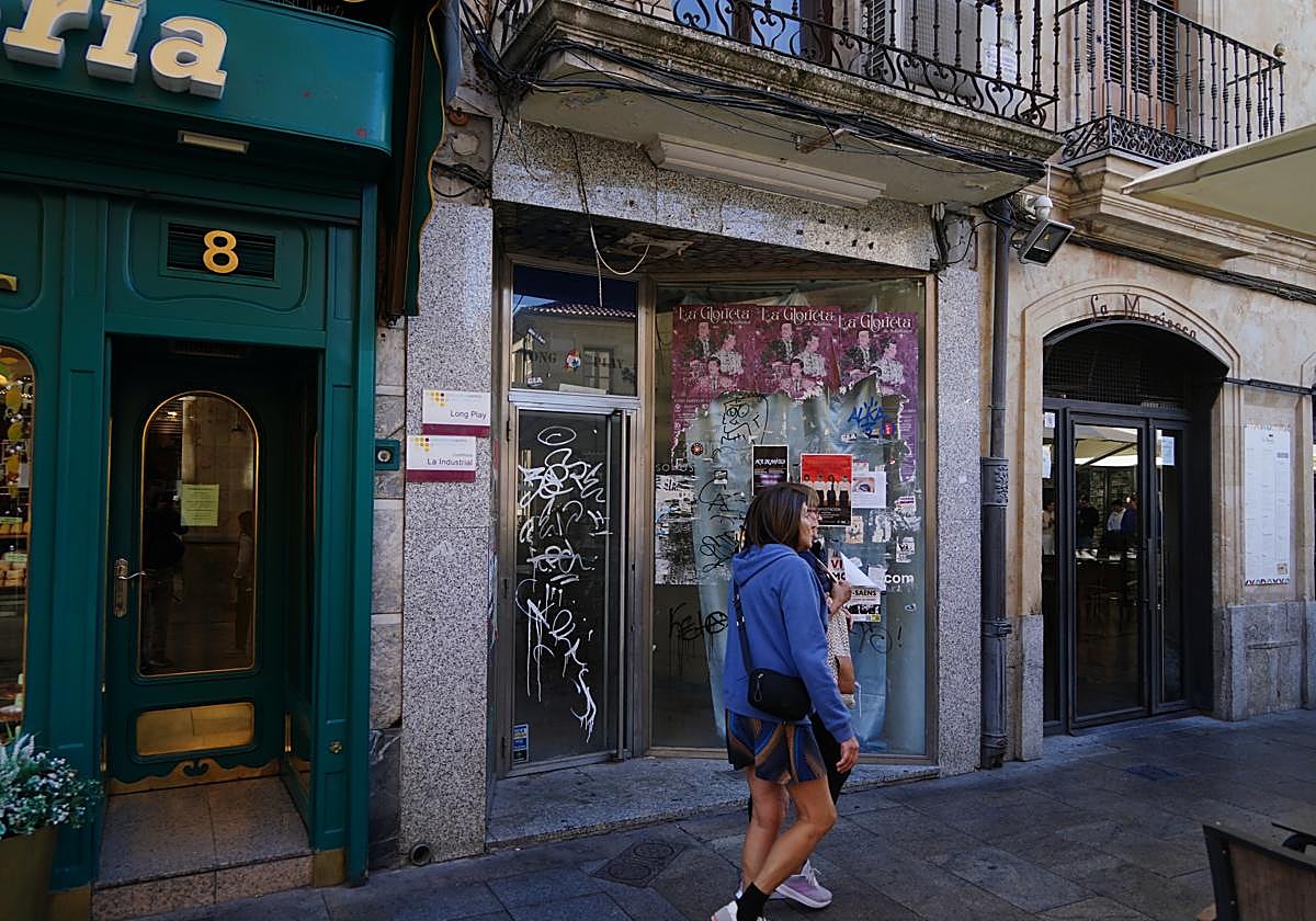 Local cerrado en la calle Rúa Mayor, una de las de mayor actividad comercial y turística de Salamanca.