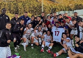 Los jugadores del Salamanca UDS celebran el triunfo ante el Sámano portando la camiseta se su compañero Davo.