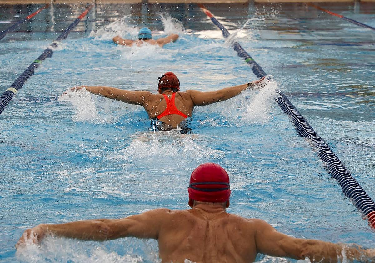 Clases de natación en la piscina climatizada de Garrido.