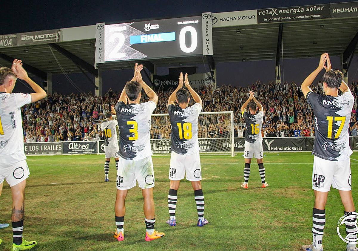 La comunión entre los jugadores de Unionistas de Salamanca y su fiel afición es total.