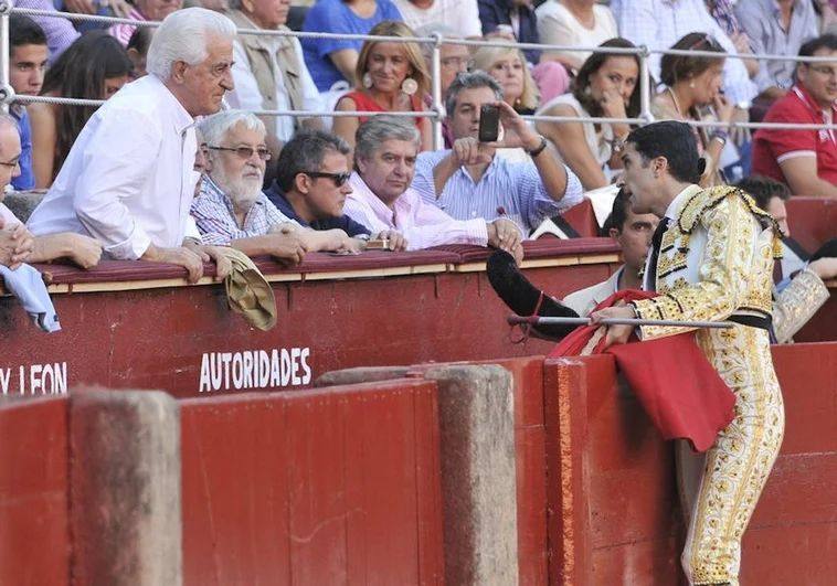 Javier Castaño, brindándole un toro a El Viti en La Glorieta.