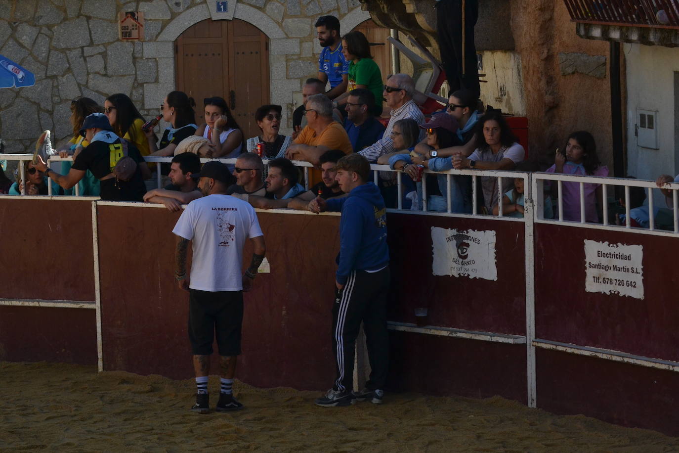 Bello encierro a caballo en las calles de El Maíllo