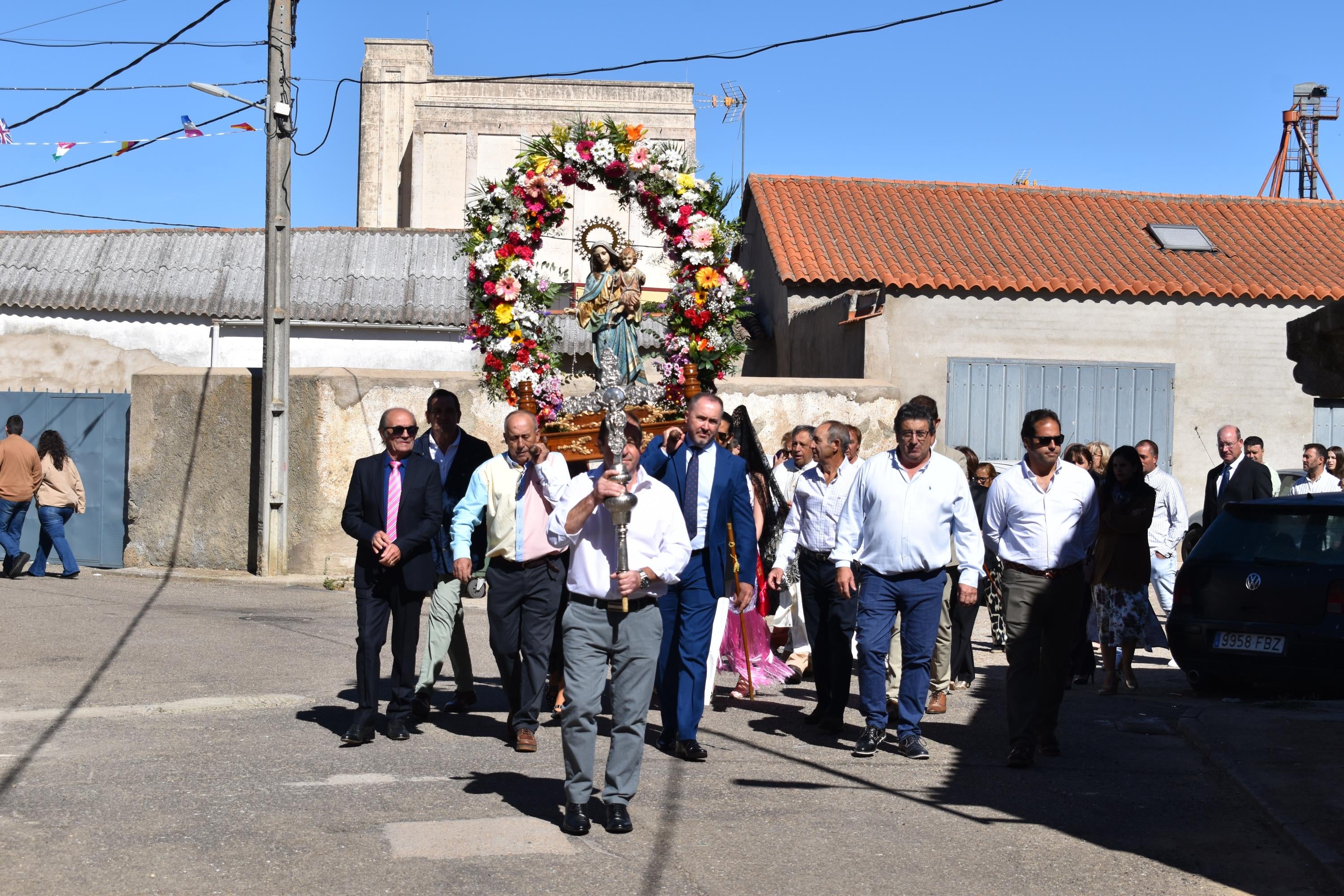 Día grande en Aldehuela de la Bóveda con procesión, bueyada infantil y autos locos