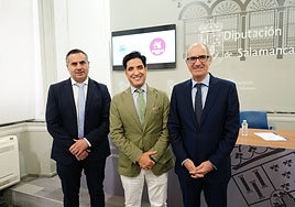 El diputado, Antonio Labrador, el organizador, Emilio Corchado y el presidente de la Diputación, Javier Iglesias en la presentación de la XII Startup Olé. LAYA