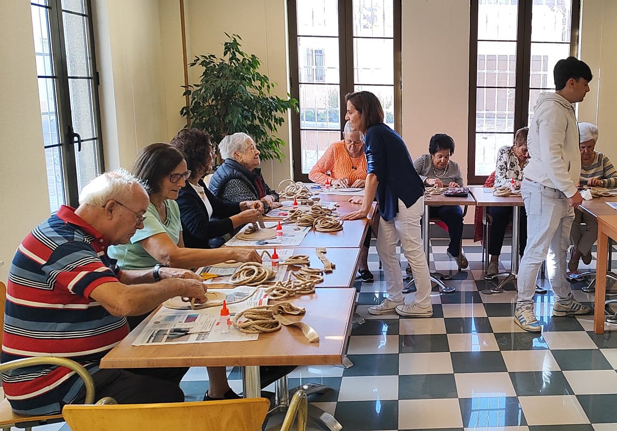 Varios vecinos veteranos del municipio durante una de las actividades de pasadas ediciones.
