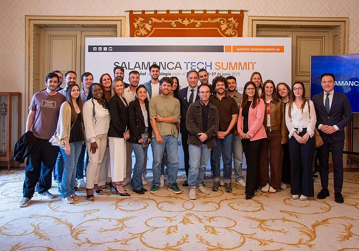 El alcalde de Salamanca, Carlos García Carbayo, junto a jóvenes talentos en la presentación de Salamanca Tech Summit 2025.