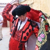 Marco Pérez liándose el capote de paseo en el patio de cuadrillas antes de hacer el paseíllo en la plaza de toros de La Glorieta el 19 de septiembre.