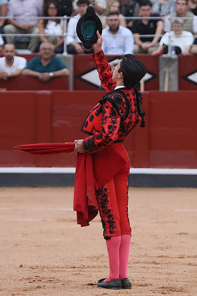 Marco Pérez brinda la faena el cielo, en recuerdo a Julio Robles, en la tarde en la que lució en La Glorieta el terno grana y azabache del maestro.