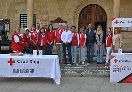 Voluntarios y autoridades locales en la Plaza Mayor