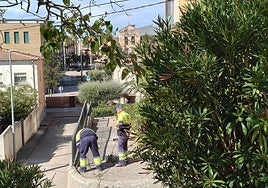 Dos operarios en el inicio de las obras de remodelación.